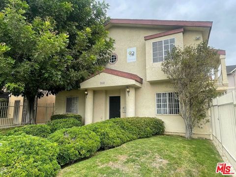 Photo of 2642 Ellendale Place #101, Los Angeles, CA 90007 (MLS # 25596153)