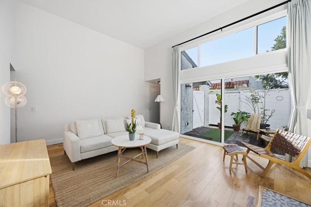 1911 Rockefeller Lane E