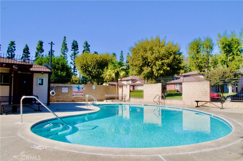 1126 W Calle De La Luna # 4