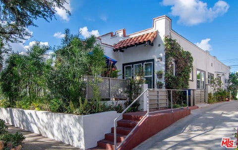Photo of 429 N Norton Avenue, Los Angeles, CA 90004 (MLS # 26103865)