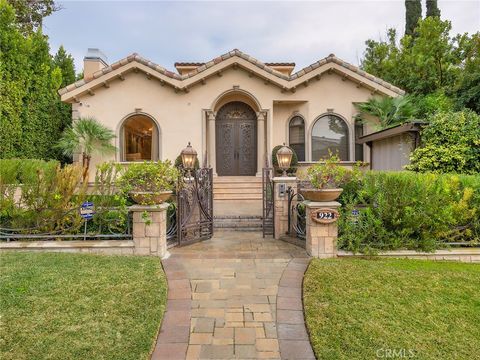 Photo of 922 E Providencia Avenue, Burbank, CA 91501 (MLS # BB25280844)