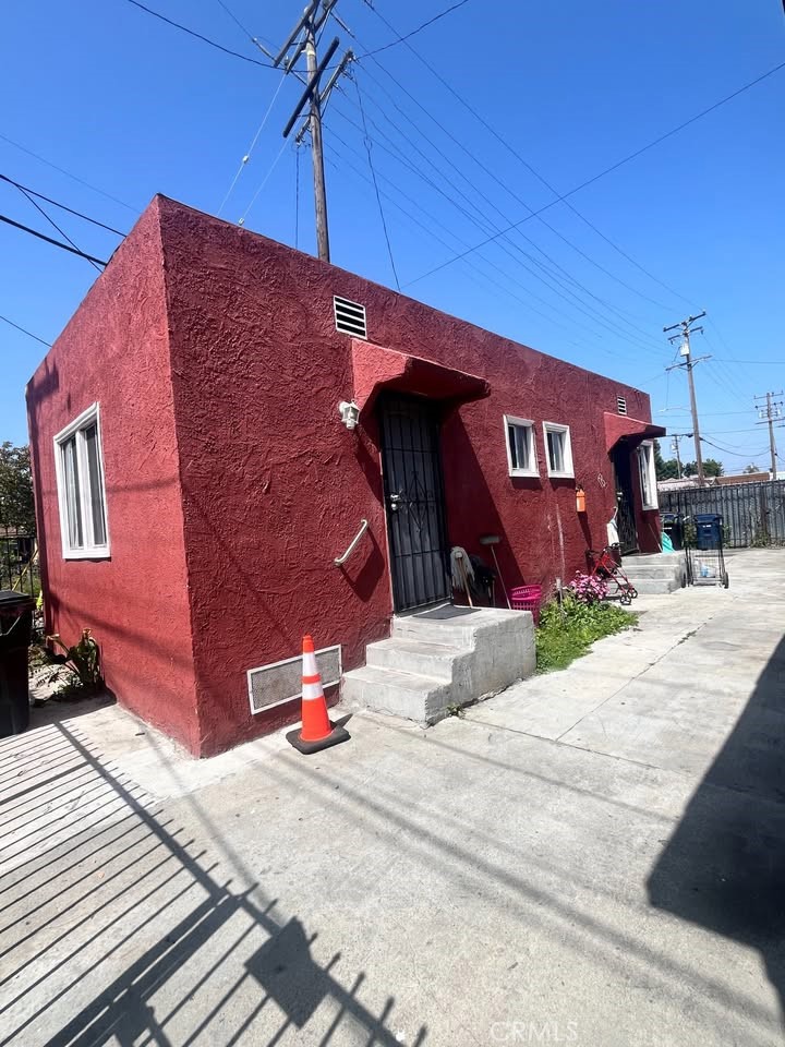 For Rent. 1 Bed, 1 bath unit in Los Angeles, Ca. Near Firestone & Fir