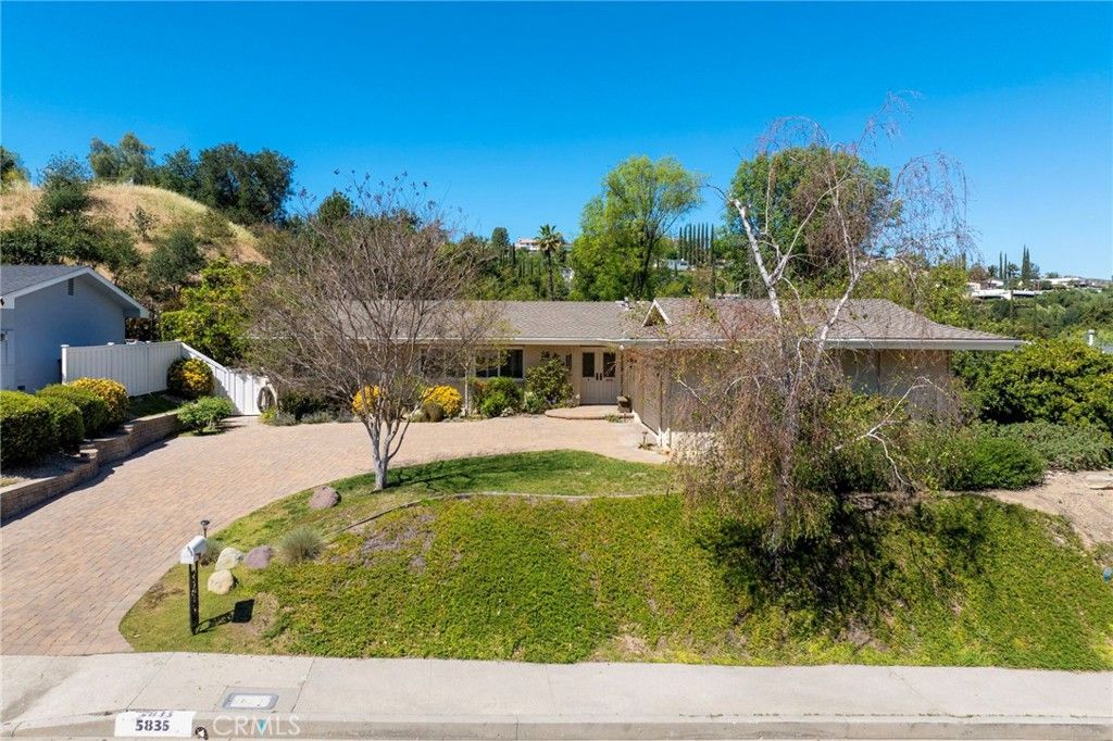 Photo of 5835 Fairhaven Ave, Woodland Hills, CA 91367 (MLS # SR26069140)