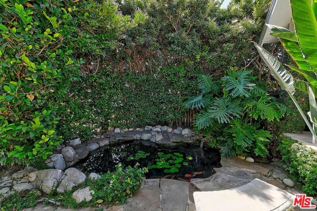 Photo of 2627 S Cloverdale Avenue, Los Angeles, CA 90016 (MLS # 25587479)