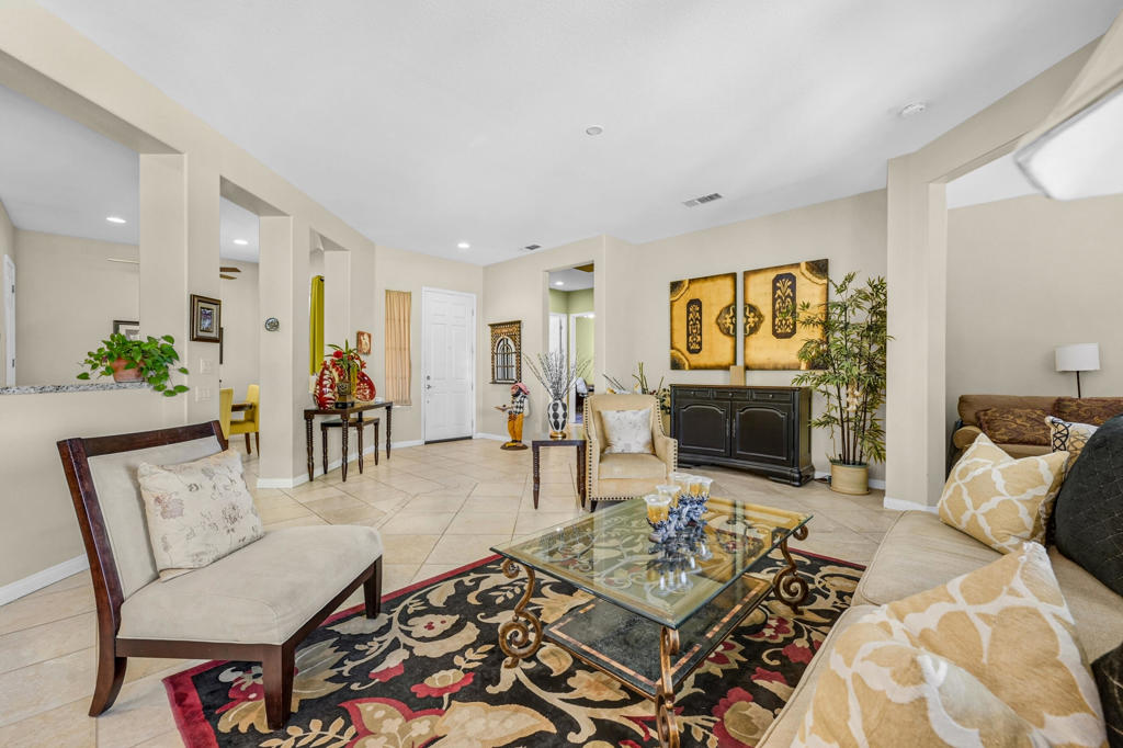 81193 Avenida Tres Lagunas