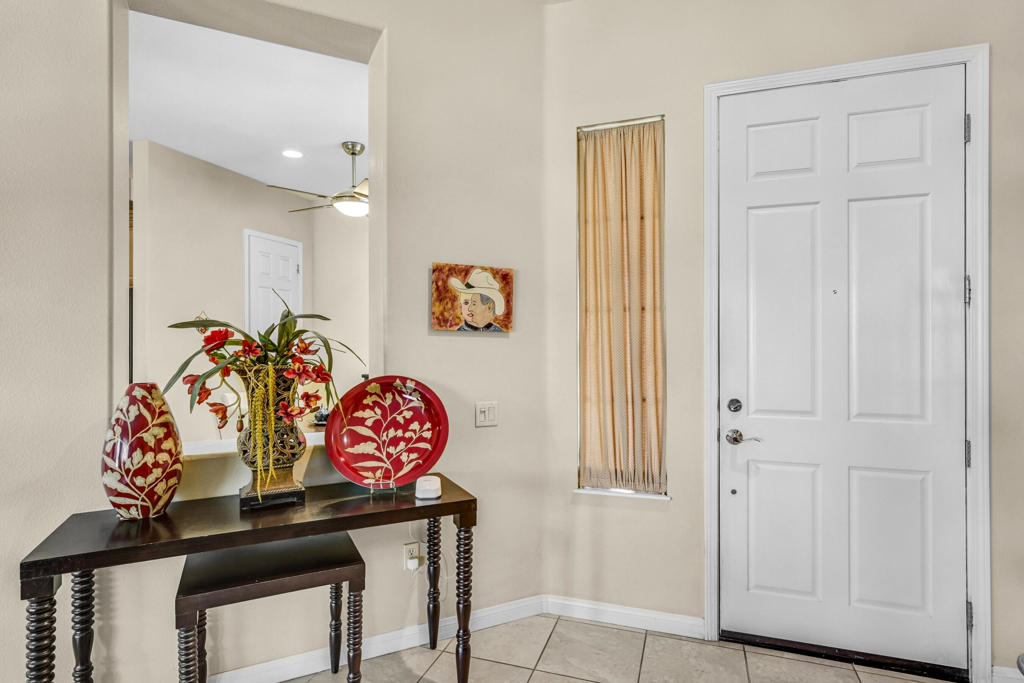 81193 Avenida Tres Lagunas