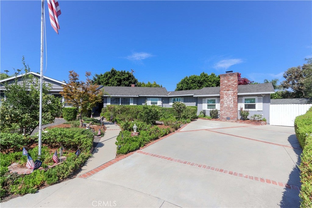 419 E Sunny Hills