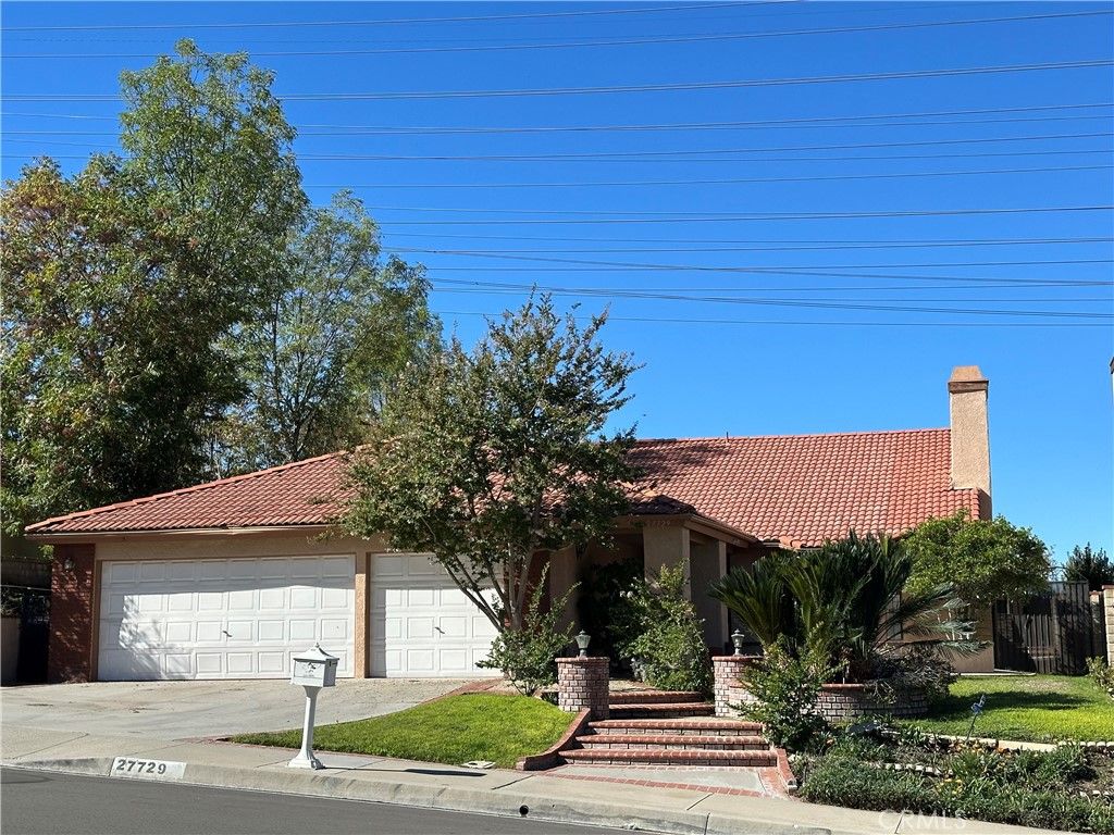 Photo of 27729 Sutters Pointe Dr, Saugus, CA 91350 (MLS # SR26083252)