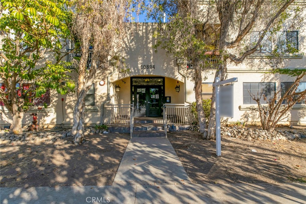 Welcome to a very specious 3BR/ 2.5BA townhome and Fall in love with it's open floor plan and all interior features. This unit has been Very well maintained by it's caring owners. The private patio is ideal for morning coffee, barbecue and for entertainment. The 1st floor features a light and bright living room, with wood laminate flooring throughout. An open kitchen with appliances and a nice big bay window overlooking the patio. A dining area on the side of the kitchen. A stackable laundry closet & a guest powder room. The 2nd floor is offering a primary bedroom suite with a main bathroom and a charming balcony, and a large closet. Two more good size bedrooms with another full bathroom. Windows and sliding doors throughout the house. Conveniently located just minutes from Burbank & Glendale. The unit offers amenities on site including Pool, Spa & Fitness Room.
Run to make this your home!!