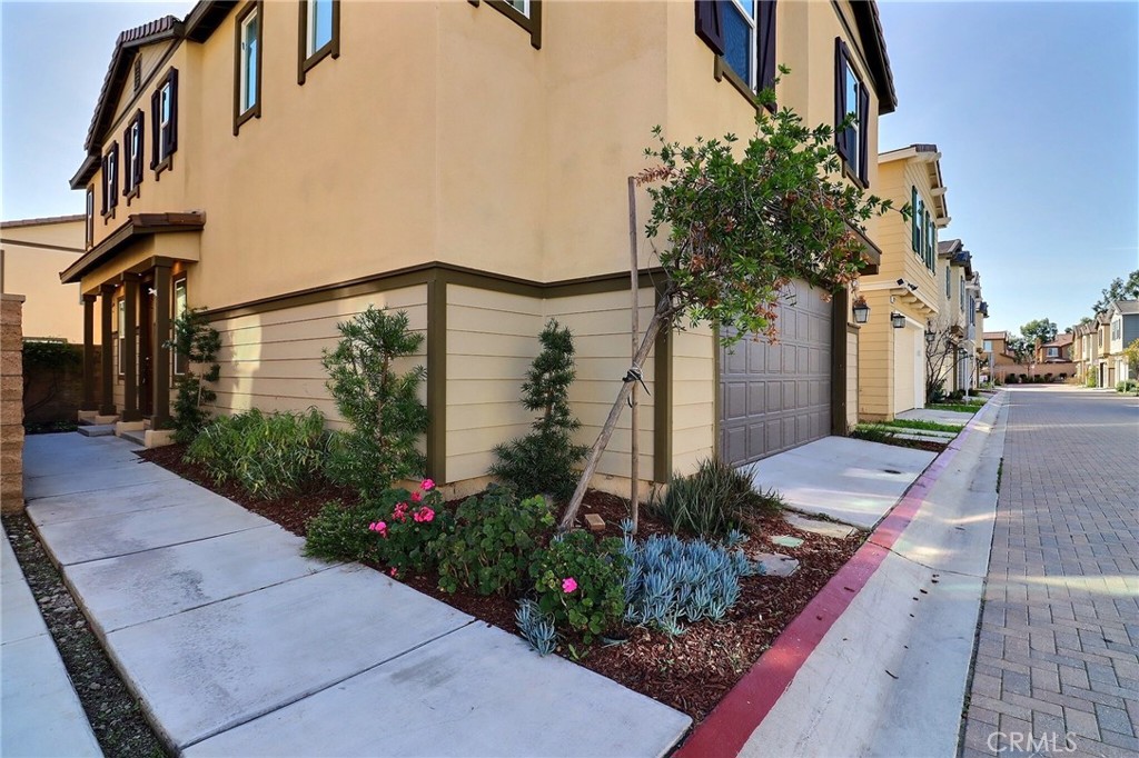 2076 E Sentinel Privado