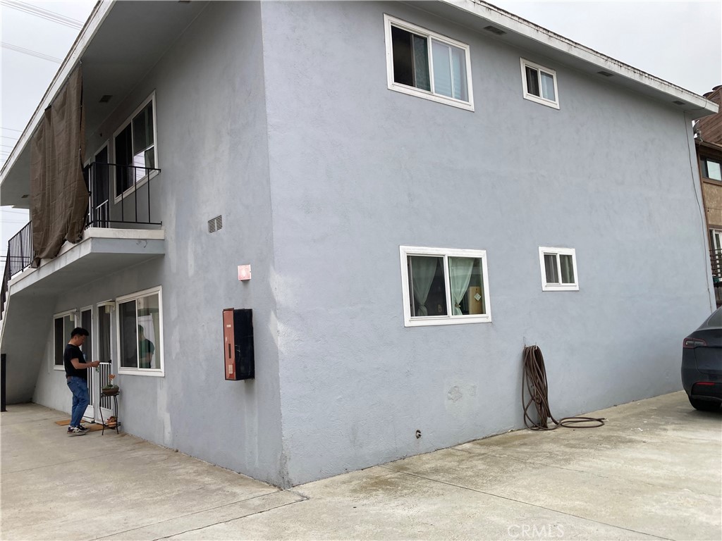 2607 Rockefeller Lane