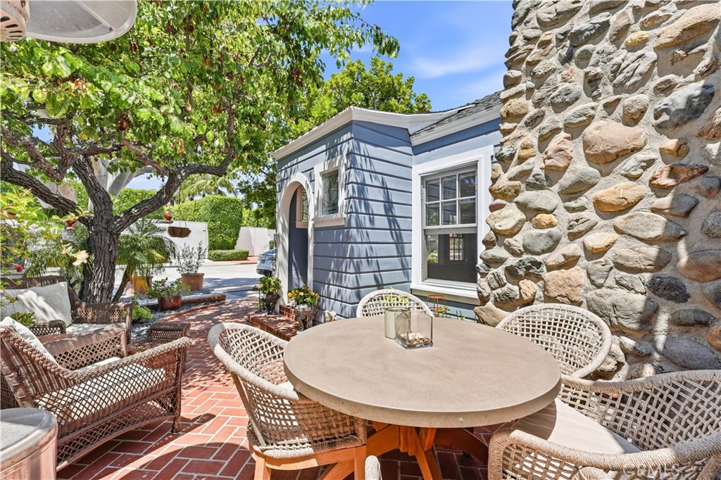 1617 E Balboa Boulevard