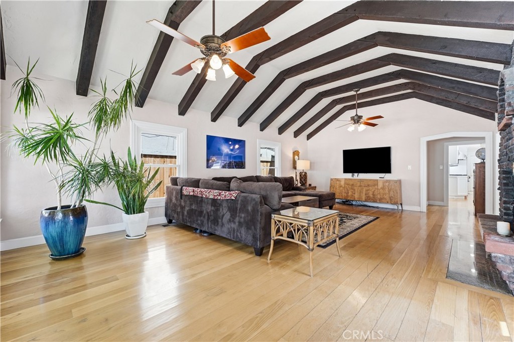 1617 E Balboa Boulevard
