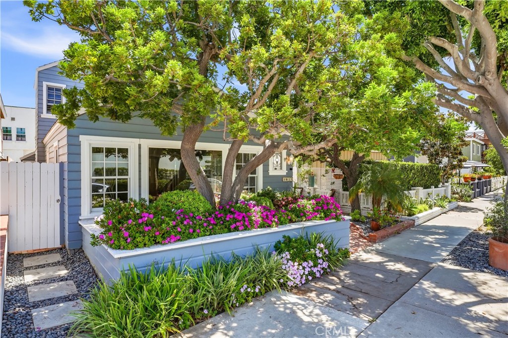 1617 E Balboa Boulevard