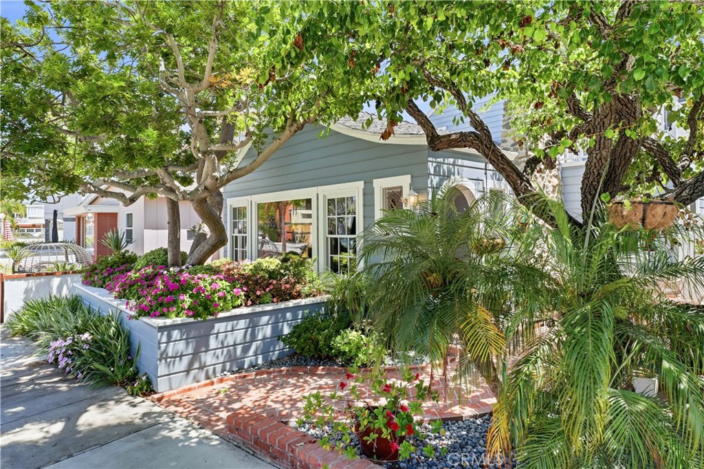 1617 E Balboa Boulevard