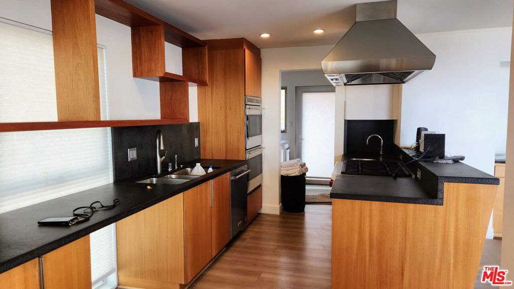 7008 Vista Del Mar Lane