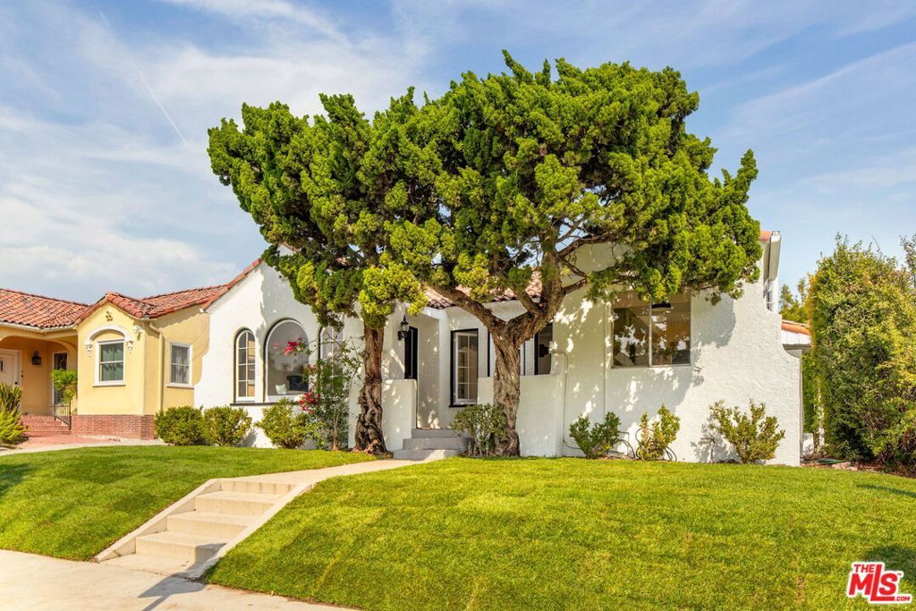 Photo of 500 N Mansfield Avenue, Los Angeles, CA 90036 (MLS # 25477199)