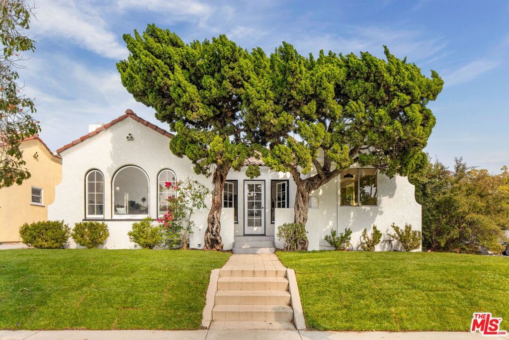 Photo of 500 N Mansfield Avenue, Los Angeles, CA 90036 (MLS # 25477199)