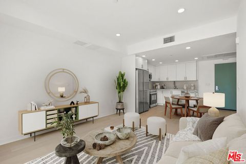 Photo of 3977 Beverly Boulevard #316, Los Angeles, CA 90004 (MLS # 25550231)