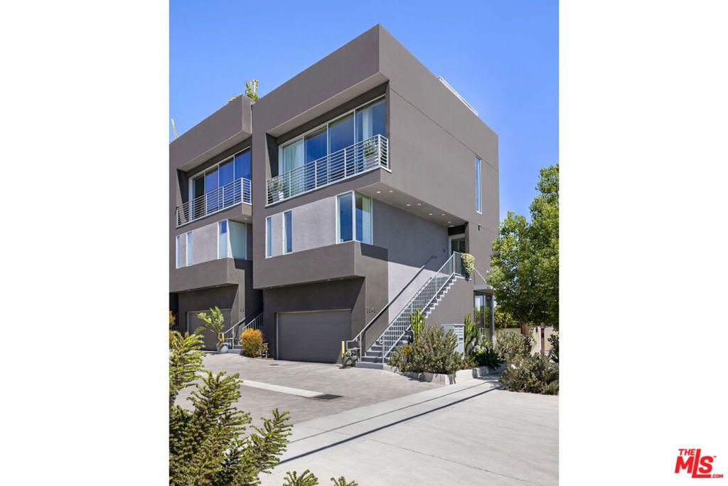 Photo of 3543 Casitas Avenue, Los Angeles, CA 90039 (MLS # 25589613)