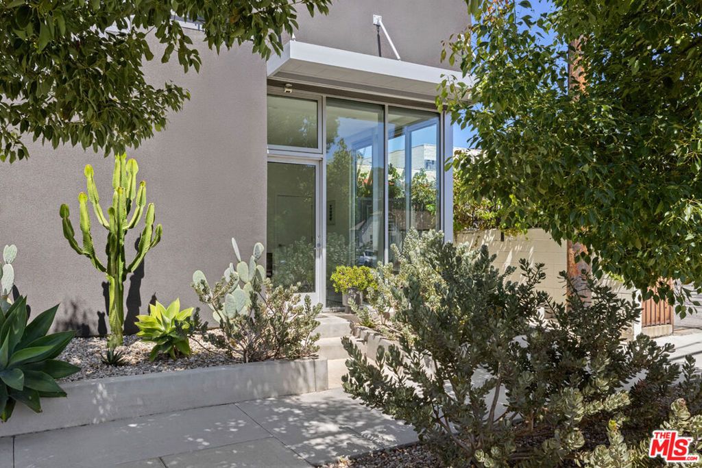 Photo of 3543 Casitas Avenue, Los Angeles, CA 90039 (MLS # 25589613)