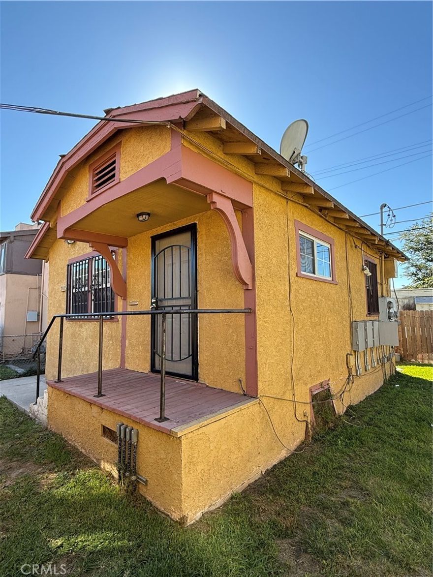 Welcome home to this freestanding 1 bedroom, 1 bathroom apartment located in Los Angeles! Enjoy your privacy in this home with no shared walls with neighbors. This freshly painted unit features vinyl flooring throughout, a beautiful kitchen equipped with a stove and plenty of cabinetry for your storage needs. Ceiling fans included in every room for your comfort. Enjoy laundry at home with a private washer & dryer machine included. Street parking only. Located near Van Ness Recreation Center, Chesterfield Square Park, 59th Street Elementary School, The Crenshaw Farmers Market and more.