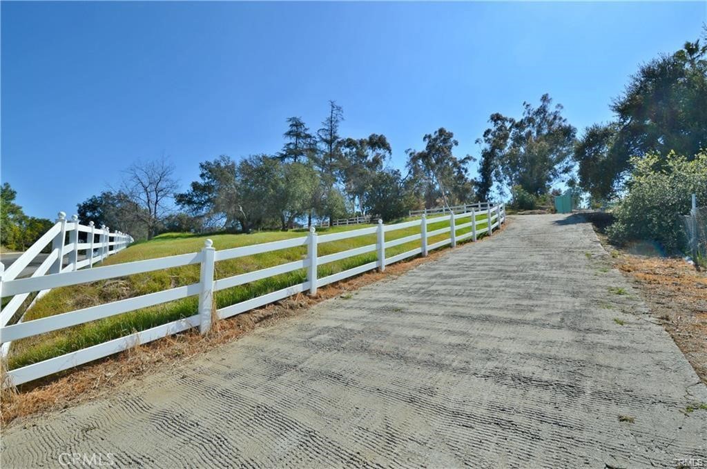 402 E DE ANZA HEIGHT DR