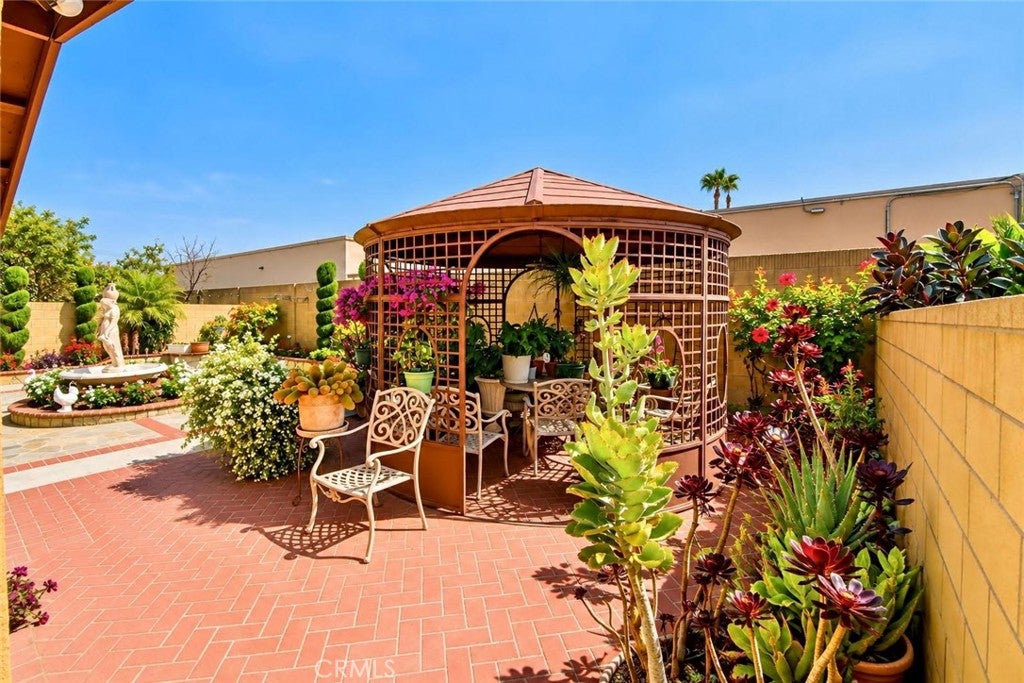 7942 Louise Lane