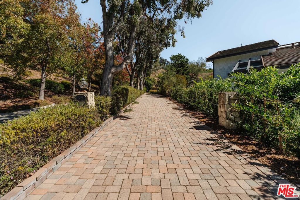 Photo of 17053 Palisades Circle, Pacific Palisades, CA 90272 (MLS # 25600869)