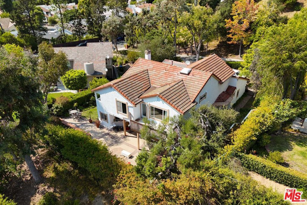 Photo of 17053 Palisades Circle, Pacific Palisades, CA 90272 (MLS # 25600869)