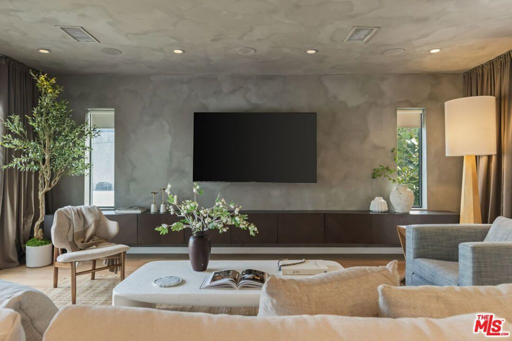 Photo of 645 N Hayworth Avenue, Los Angeles, CA 90048 (MLS # 25599465)