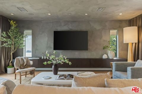 Photo of 645 N Hayworth Avenue, Los Angeles, CA 90048 (MLS # 25599465) Photo of 645 N Hayworth Avenue, Los Angeles, CA 90048 (MLS # 25599465)