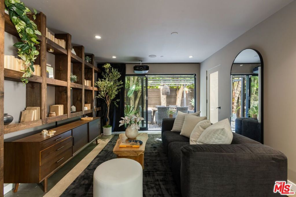 Photo of 645 N Hayworth Avenue, Los Angeles, CA 90048 (MLS # 25599465)