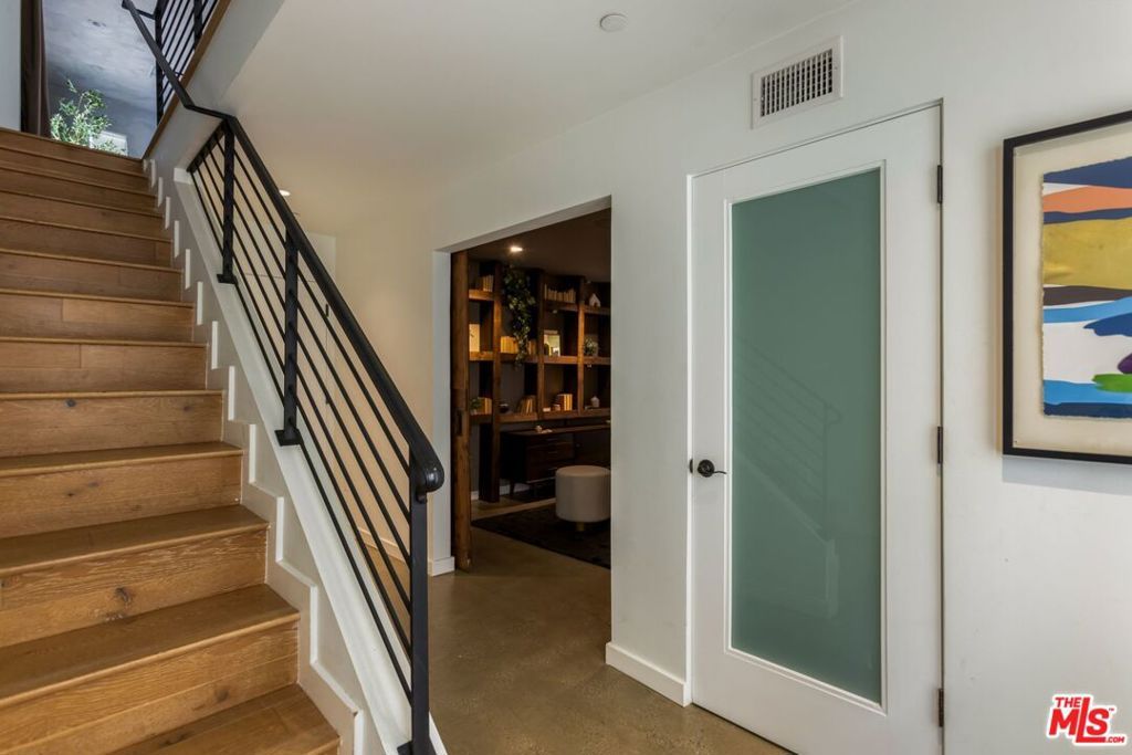 Photo of 645 N Hayworth Avenue, Los Angeles, CA 90048 (MLS # 25599465)