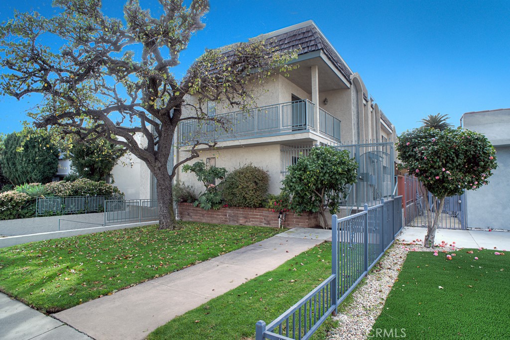 Charming Townhouse on Residential Centinela Ave in Santa Monica. This Desirable Front-Facing 3-Level Residence Features a Generously Sized Private 2-Car Garage and Two Outdoor Porches. 2 Bedrooms and 2.5 Bathrooms, the Property, Constructed in 1975, Offers a Spacious Interior Spanning 1,349 Square Feet as Indicated by Tax Records. Positioned at the Front End, it Affords Access to Santa Monica's Array of Amenities and Services. Additional Features Include Forced Air Heating & Air Conditioning, Laminate Wood Flooring, In-Unit Laundry a Security Gate, and Direct Entry Enhance Convenience and Security. Situated within a Well-Maintained 6-Unit Building, the Home Boasts a Decorative Fireplace, Adding to its Appeal. Priced to Sell!