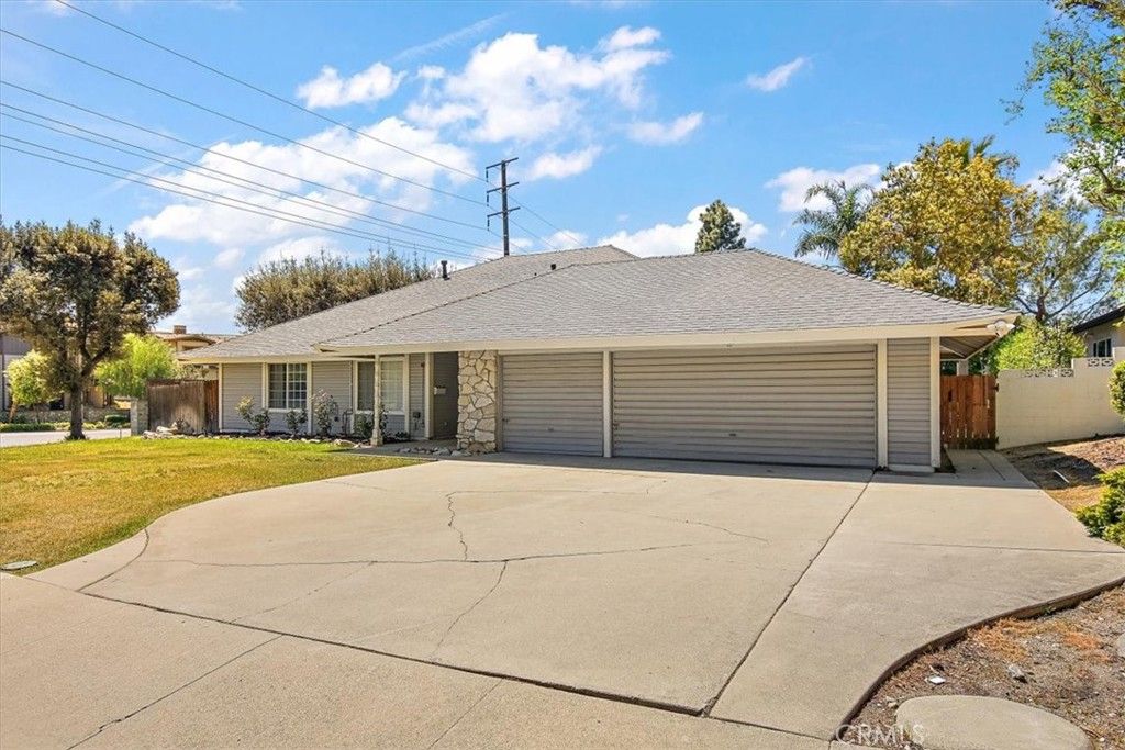 Photo of 2105 Oxford Avenue, Claremont, CA 91711 (MLS # RS26017414)