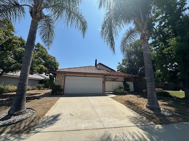 Welcome to this charming 3-bedroom, 2-bathroom home located in the highly desirable Shadow Run community.
Situated on a spacious lot with a private pool, this traditional-style home offers both comfort and potential. Step inside to find a bright and airy living room with vaulted ceilings that create an open and inviting atmosphere. The layout is thoughtfully designed, featuring well-sized bedrooms and ample living space perfect for relaxing or entertaining. Don’t miss the opportunity to own in one of the area's most sought-after neighborhoods—conveniently located near parks, top-rated schools, and everyday amenities.