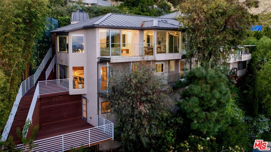 7944 Fareholm Drive, Los Angeles CA 90046