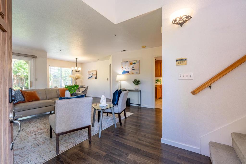 327 La Vela Court