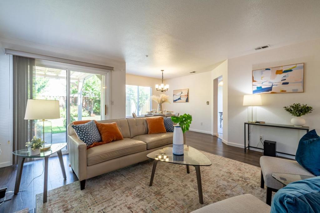 327 La Vela Court