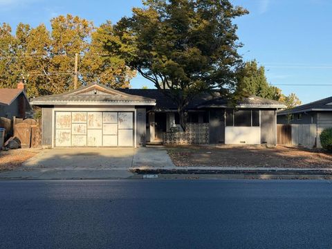 Photo of 2514 Meridian Avenue, San Jose, CA 95124 (MLS # ML82025895) Photo of 2514 Meridian Avenue, San Jose, CA 95124 (MLS # ML82025895)