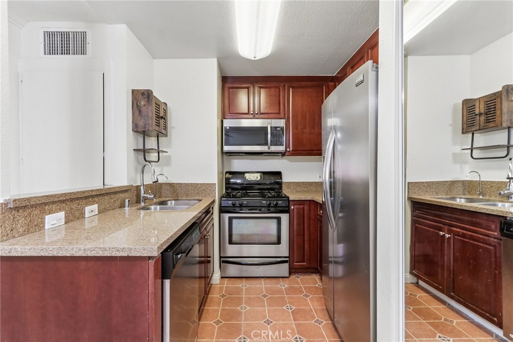 5535 Canoga 209