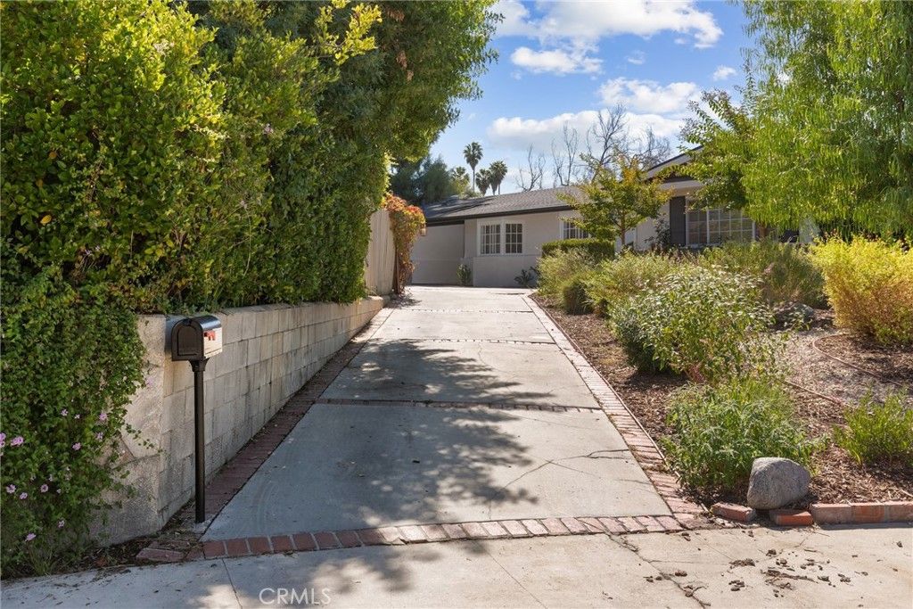 Photo of 23312 Ostronic Dr, Woodland Hills, CA 91367 (MLS # SR25241897)
