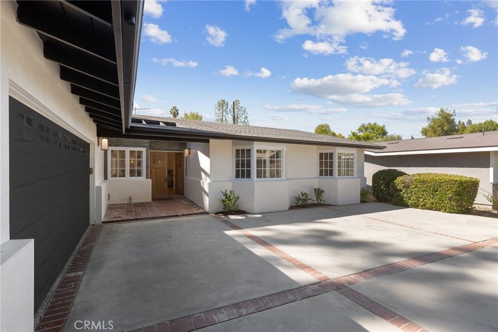 Photo of 23312 Ostronic Dr, Woodland Hills, CA 91367 (MLS # SR25241897)