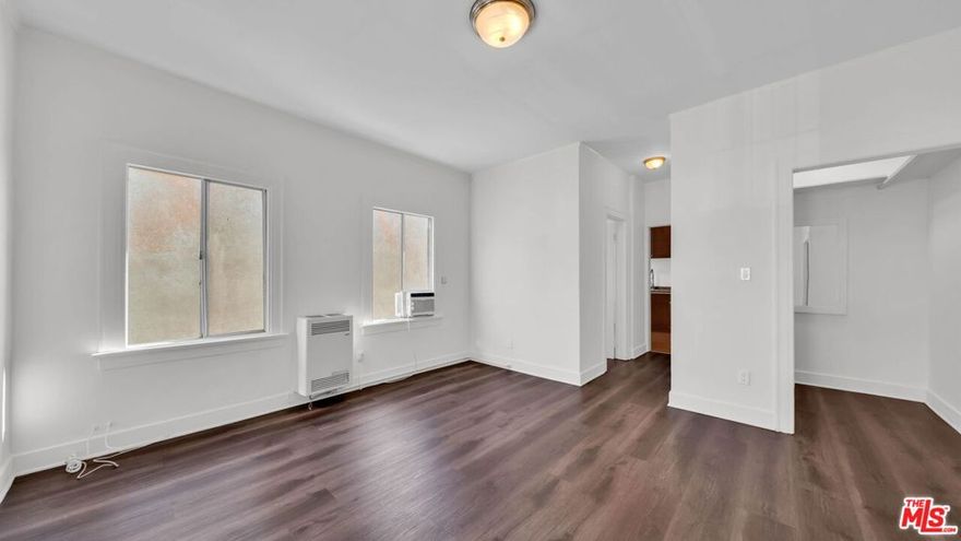 TOP FLOOR Front Facing large corner unit studio with only one common wall in the kitchen. Light & bright studio with a walk-in closet, a second closet, a tub/shower in the bathroom and a full size separate kitchen. Close to USC and PET FRIENDLY.