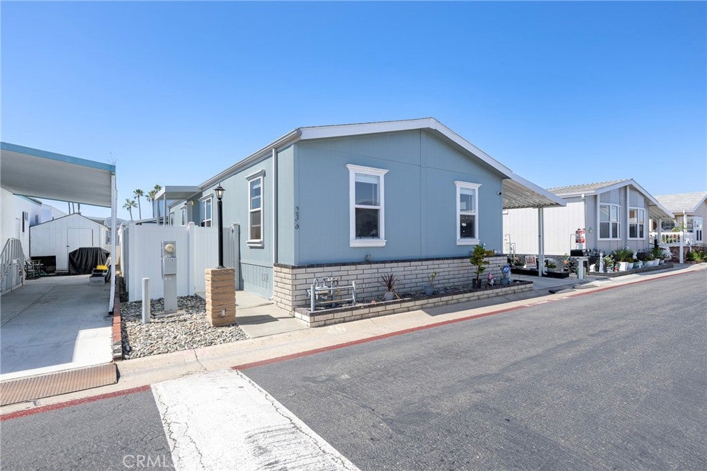 21851 Newland 236