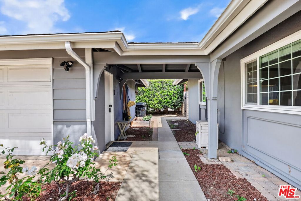212 E Avenida De Los Arboles