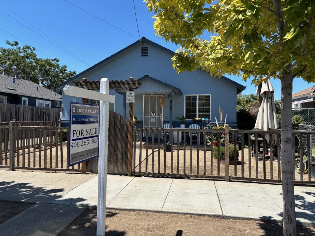 Well maintained duplex in the heart of San Jose. Both units are tenant occupied but can be a great owner occupy opportunity with rental income. Large expansive lot offers plenty of options to expand.