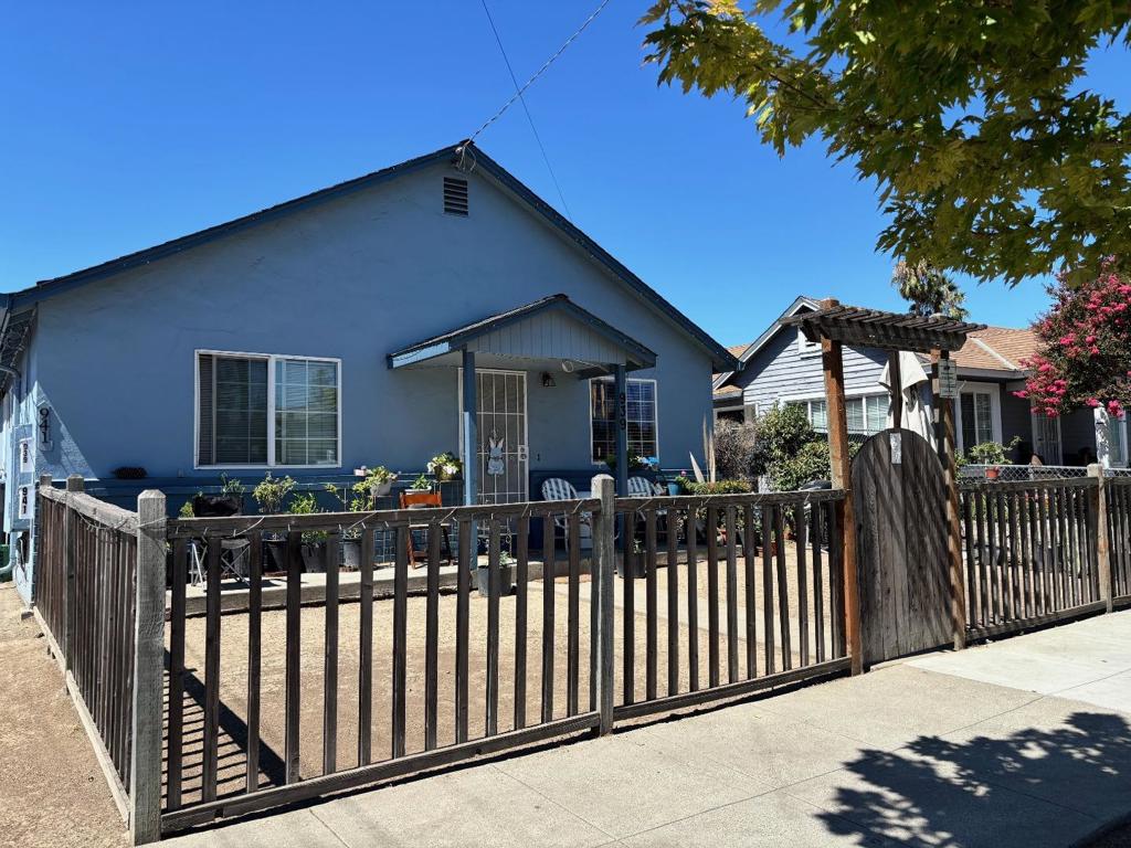 939 S 7th Street
