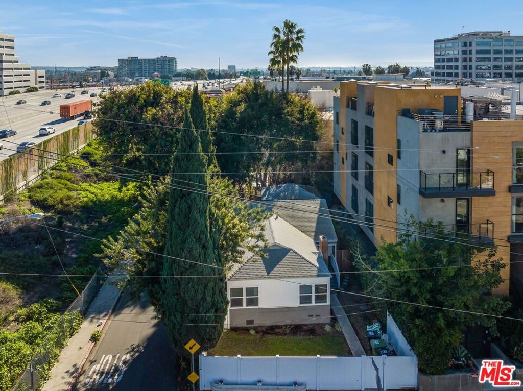 Photo of 11250 Mississippi Avenue, Los Angeles, CA 90025 (MLS # 26637963)